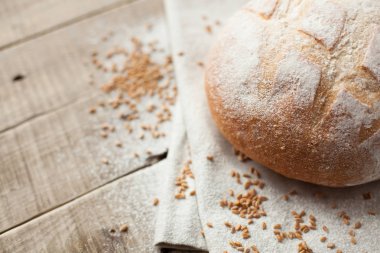 Ahşap bir masa üzerinde taze Mayasız Ekmek