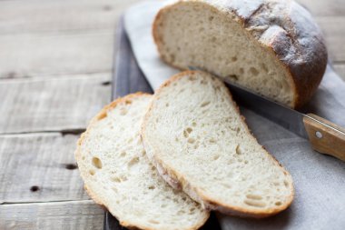 Ahşap bir masaya Mayasız Ekmek dilimlenmiş