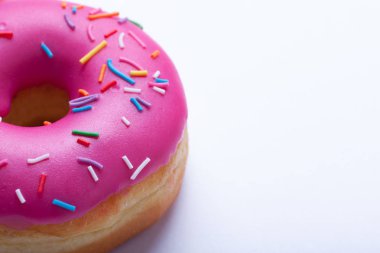 Beyaz bir arka plan üzerine krema ile frambuazlı çörek. Kopya alanı ile Üstten Görünüm