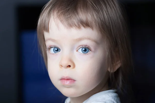 Retrato de un niño pequeño con gas azul y pelo rubio de cerca — Foto de Stock