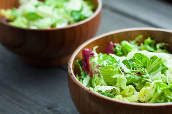 Een schotel van verse salade-frisse, Romano en radiccio met olijfolie, zout en vers grond percec in een houten kom — Stockfoto