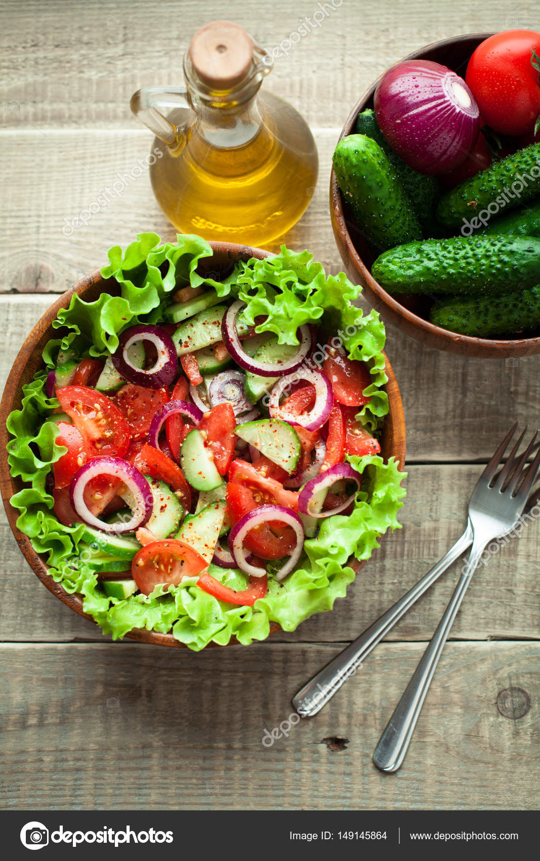 Сельский салат из свежих помидоров, огурцов, красного лука