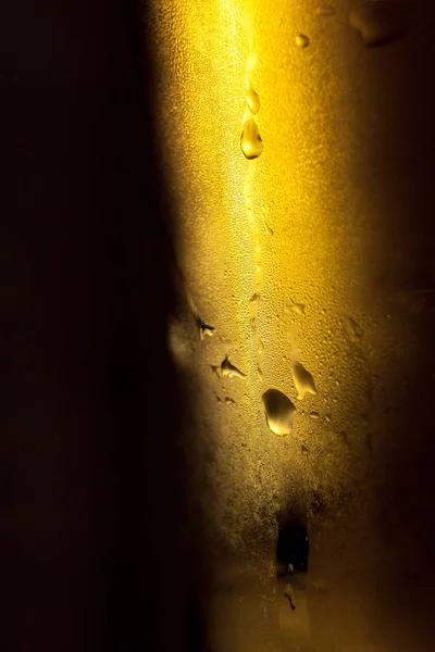 Туманный стакан пива крупным планом. Капля конденсата стекает по стеклу — стоковое фото