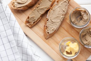 Dana ve tavşan pate bir Bambu tahta üzerinde tereyağlı ekmek. Üstten Görünüm