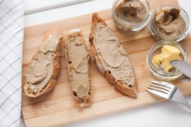 Dana ve tavşan pate bir Bambu tahta üzerinde tereyağlı ekmek. Üstten Görünüm