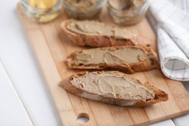 Dana ve tavşan pate bir bambu tahta üzerinde tereyağlı ekmek