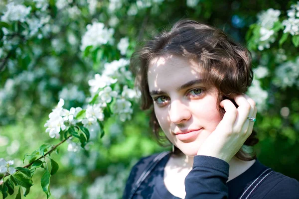 Retrato de uma jovem menina bonita em uma árvore de floração. Beleza da primavera sem alergia — Fotografia de Stock