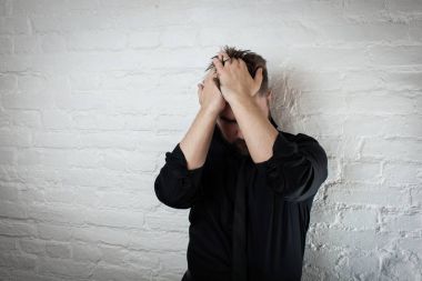 O depresyon ve başarısızlık uğrar gibi mahzun adam başını tutar. Kullanma o için bir baş ağrısı, para sorun ya da aile içi şiddet