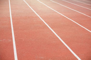 Yumuşak bir yüzey ve beyaz markings koşu