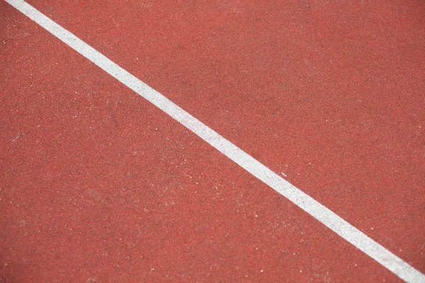 Linea bianca diagonale marcatura stadio rosso con rivestimenti morbidi per lo sport — Foto Stock