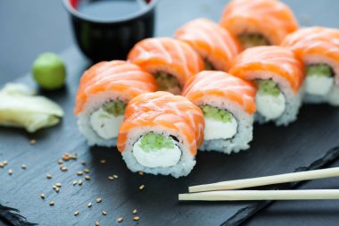 Philadelphia 'da klasik Dark Stone var. Somon, Philadelphia peyniri, salatalık, avokado. Japon suşisi.