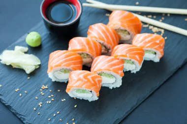 Philadelphia 'da klasik Dark Stone var. Somon, Philadelphia peyniri, salatalık, avokado. Japon suşisi.