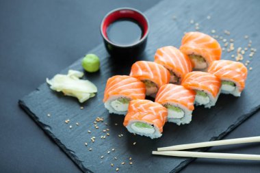 Philadelphia 'da klasik Dark Stone var. Somon, Philadelphia peyniri, salatalık, avokado. Japon suşisi.