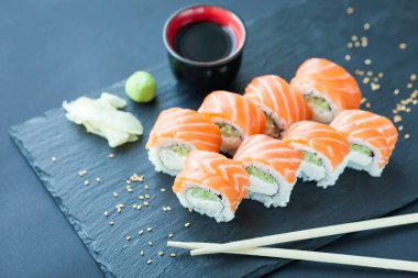 Philadelphia 'da klasik Dark Stone var. Somon, Philadelphia peyniri, salatalık, avokado. Japon suşisi.