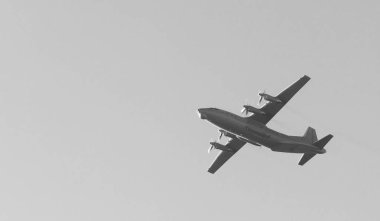 Eski Sovyet askeri turboprop kargo uçağı şehrin üzerinde 9 Mayıs Zafer Bayramı uçar.