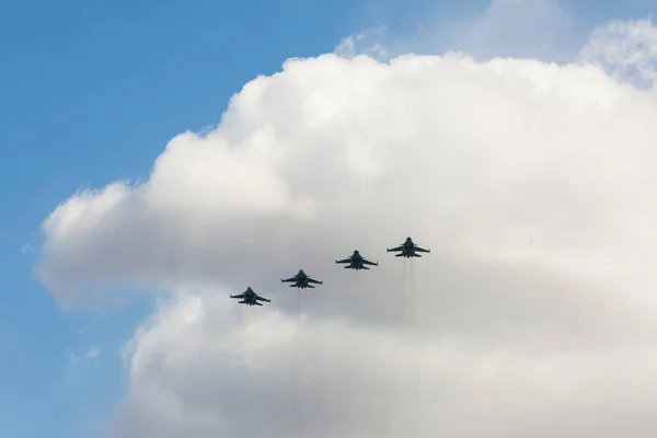 Zafer Bayramı 9 bayram üzerinde gökyüzünde Rus savaşçıları olabilir — Stok fotoğraf