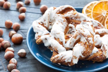 Ezilmiş fındık ve limon fondan mavi tabakta ile Bavyera kremalı pasta. Arka planda bir fincan çay ve kurutulmuş Portakal dilim