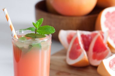 Taze sıkılmış greyfurt suyu nane yaprakları ve beyaz masada buz ile yakın çekim