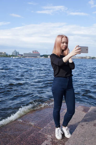 Νέοι χαριτωμένο κορίτσι κάνει selfie στην προκυμαία της Αγίας Πετρούπολης — Φωτογραφία Αρχείου