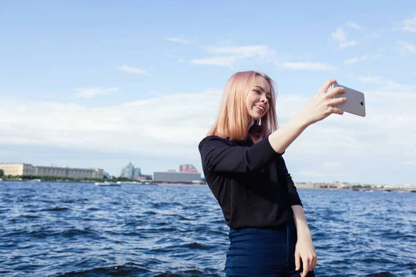 Joven linda chica hace selfie en el paseo marítimo de San Petersburgo — Foto de Stock