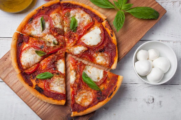 Nahaufnahme köstliche italienische Pizza Margherita auf einem weißen Holztisch. Ansicht von oben — Stockfoto