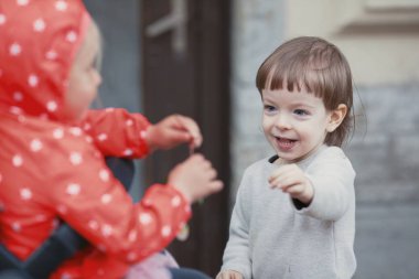 Uzun sarı saçlı küçük bir kız bebek arabası içinde oturan oynamaktan mutlu çocuk