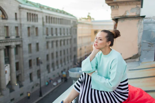 Schönes einsames Mädchen sitzt auf dem Dach in der Altstadt der Träume. — Stockfoto