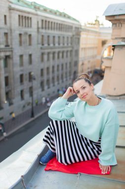 Eski şehir rüyalar çatıda oturan güzel yalnız kız.