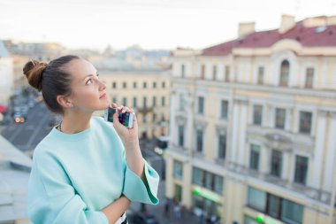 Şirin işkadını düşünme ve eski şehir çatıda gülümseyen