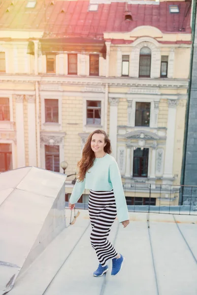Portré egy szép, fiatal lány, aki sétál este a tetőn a régi város. A szabadság fogalma — Stock Fotó