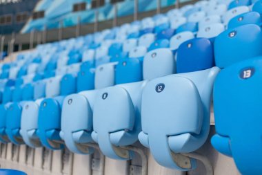 Satır Futbol stadyumunda mavi koltuk. Uygun için oturuyor