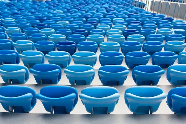 Righe di sedili blu allo stadio di calcio. Seduta comoda per tutti — Foto Stock