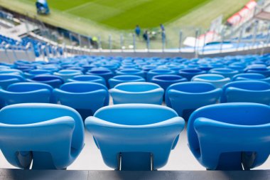 Satır Futbol stadyumunda mavi koltuk. Uygun için oturuyor
