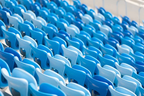 Reihen blauer Sitze im Fußballstadion. bequemes Sitzen für alle — Stockfoto