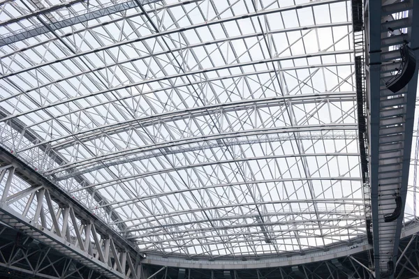 El estadio del techo retráctil desde el interior. Diseño de metales pesados —  Fotos de Stock