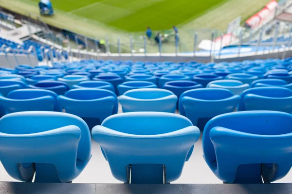 Righe di sedili blu allo stadio di calcio. Seduta comoda per tutti — Foto Stock