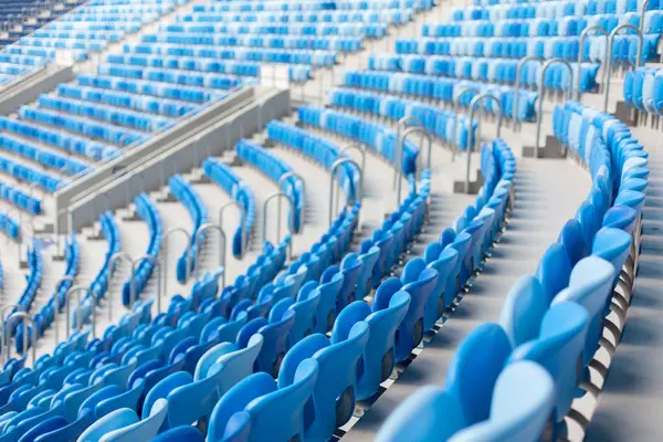 Filas de asientos azules en el estadio de fútbol. Cómoda sesión para todos —  Fotos de Stock