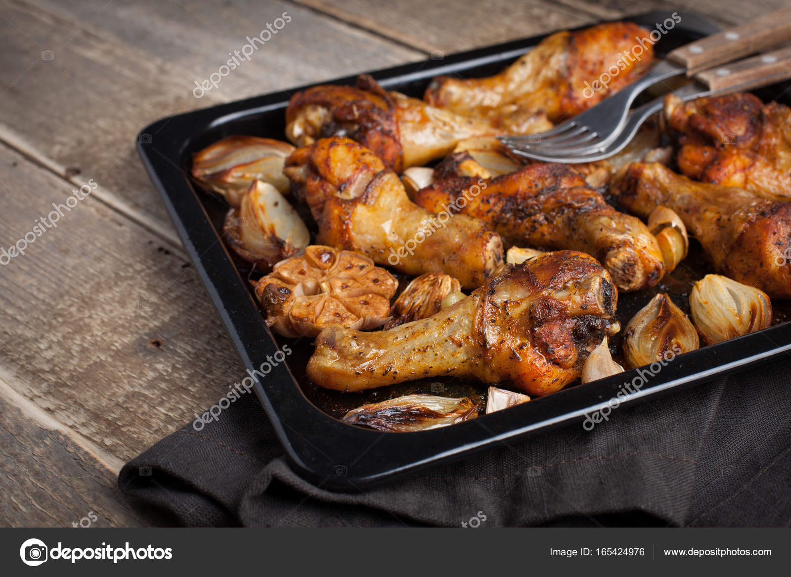 Cuartos de pierna de pollo al horno con cebolla, ajo y pimiento en ... Cuartos de pierna de pollo al horno con cebolla, ajo y pimiento en ...