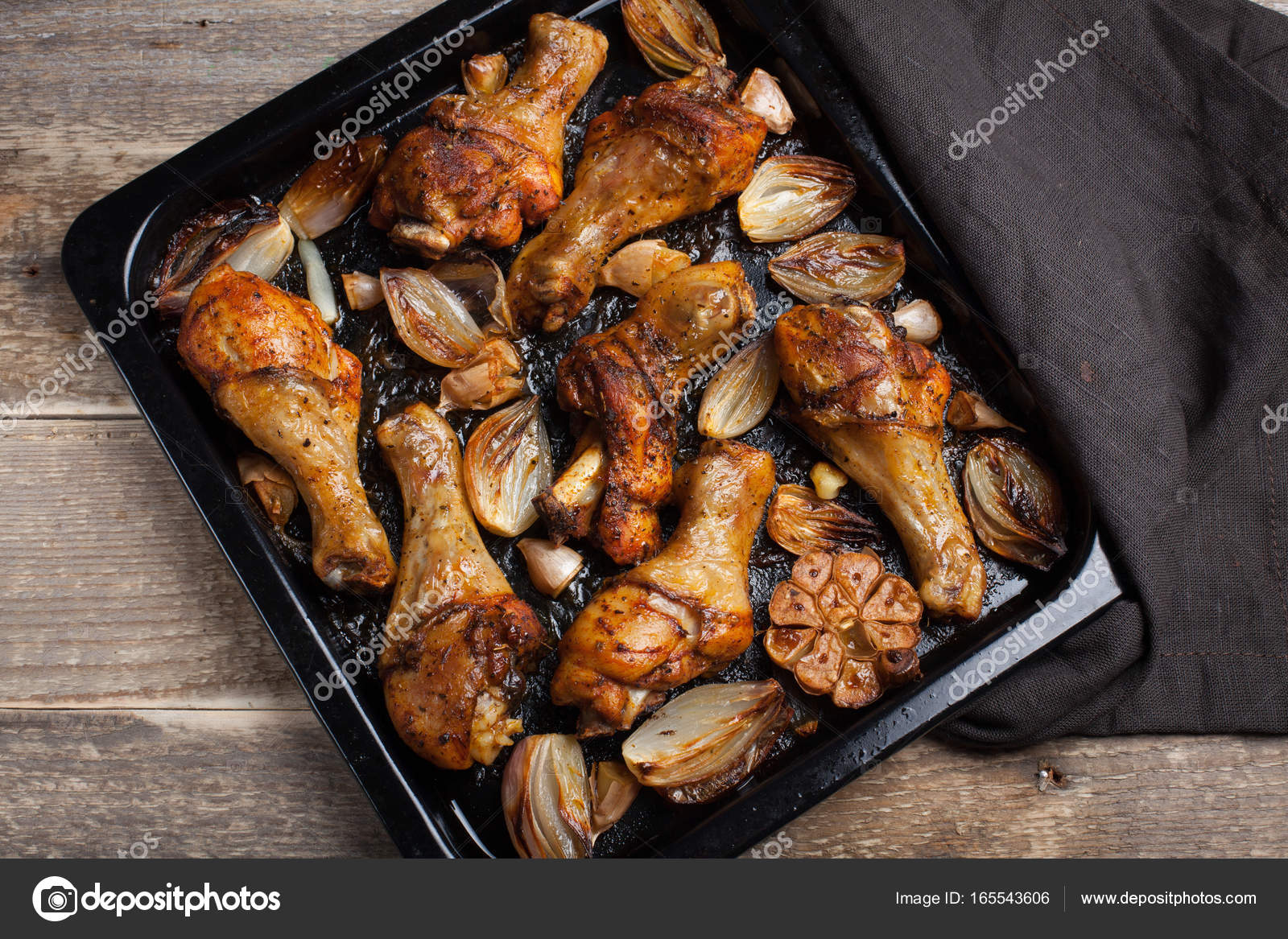 Cuartos de pierna de pollo al horno con cebolla, ajo y pimiento en ... Cuartos de pierna de pollo al horno con cebolla, ajo y pimiento en ...