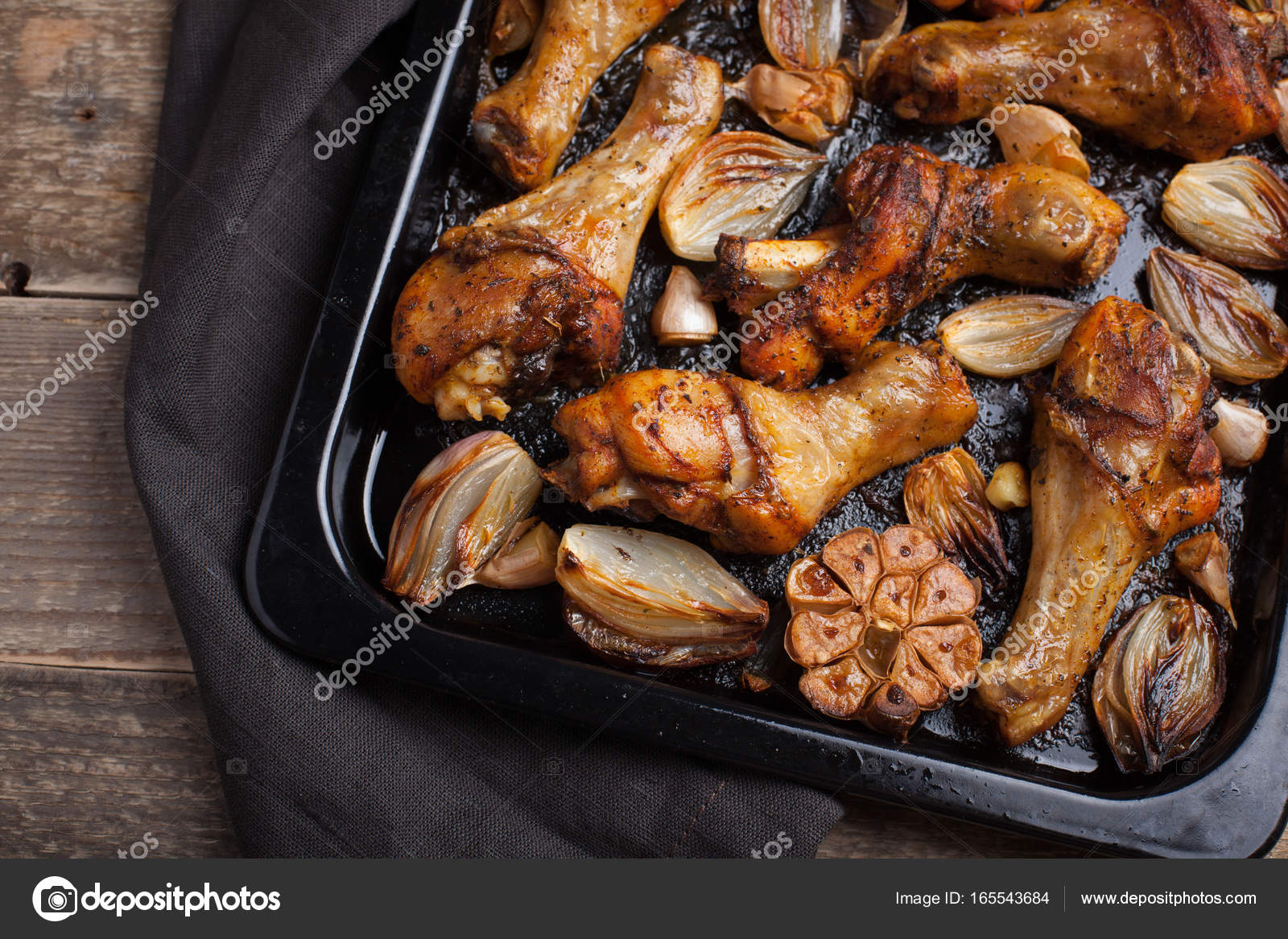 Cuartos de pierna de pollo al horno con cebolla, ajo y pimiento en ... Cuartos de pierna de pollo al horno con cebolla, ajo y pimiento en ...