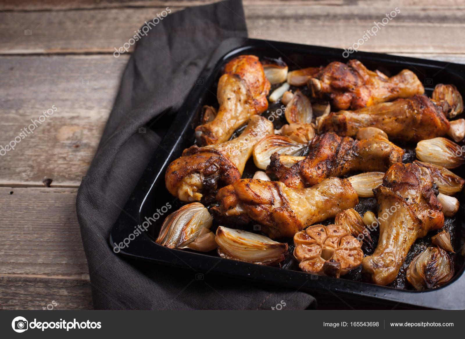 Cuartos de pierna de pollo al horno con cebolla, ajo y pimiento en ... Cuartos de pierna de pollo al horno con cebolla, ajo y pimiento en ...
