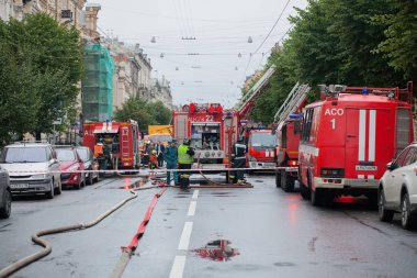 Saint Petersburg, Rusya Federasyonu, 13 Eylül 2017 sabahı. İtfaiyeciler sokak Çaykovski 31 konut binasının çatısında büyük bir yangın söndürmek