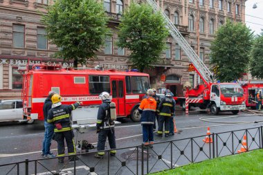 Saint Petersburg, Rusya Federasyonu, 13 Eylül 2017 sabahı. İtfaiyeciler sokak Çaykovski 31 konut binasının çatısında büyük bir yangın söndürmek