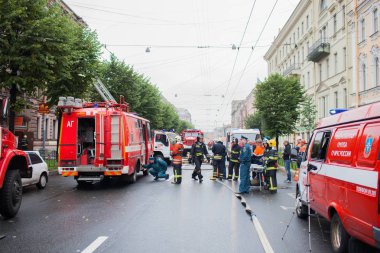 Saint Petersburg, Rusya Federasyonu, 13 Eylül 2017 sabahı. İtfaiyeciler sokak Çaykovski 31 konut binasının çatısında büyük bir yangın söndürmek