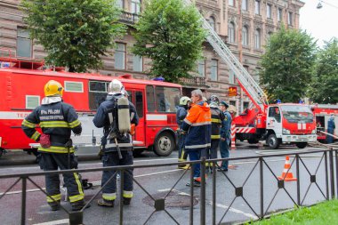 Saint Petersburg, Rusya Federasyonu, 13 Eylül 2017 sabahı. İtfaiyeciler sokak Çaykovski 31 konut binasının çatısında büyük bir yangın söndürmek