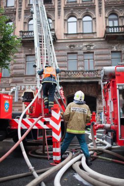 Saint Petersburg, Rusya Federasyonu, 13 Eylül 2017 sabahı. İtfaiyeciler sokak Çaykovski 31 konut binasının çatısında büyük bir yangın söndürmek