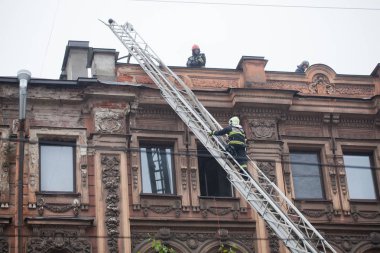 Saint Petersburg, Rusya Federasyonu, 13 Eylül 2017 sabahı. İtfaiyeciler sokak Çaykovski 31 konut binasının çatısında büyük bir yangın söndürmek