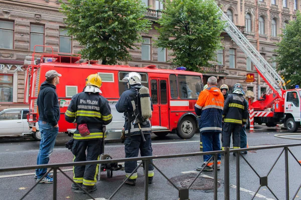 Saint Petersburg, Rusya Federasyonu, 13 Eylül 2017 sabahı. İtfaiyeciler sokak Çaykovski 31 konut binasının çatısında büyük bir yangın söndürmek