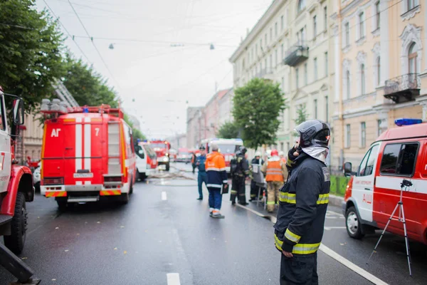 サンクトペテルブルク、ロシア、2017 年 9 月 13 日の朝に。消防士は、チャイコフ スキーの通り 31 日に住宅の屋根に大きな消火します。 — ストック写真