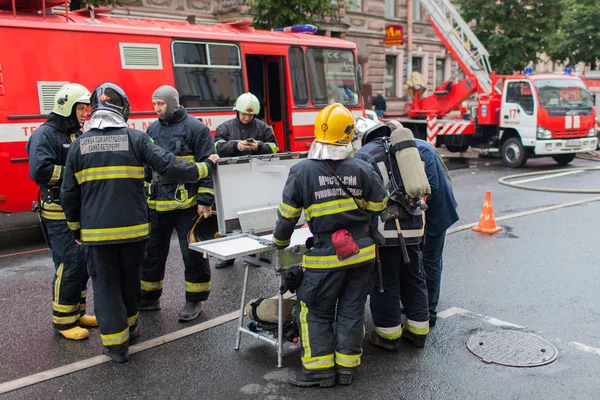 Saint Petersburg, Rusya Federasyonu, 13 Eylül 2017 sabahı. İtfaiyeciler sokak Çaykovski 31 konut binasının çatısında büyük bir yangın söndürmek